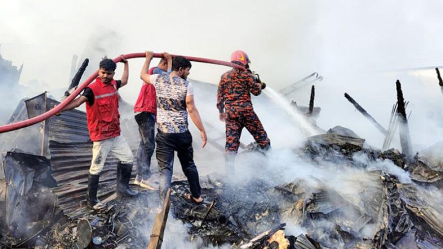 রাজ'শাহী নগরের কাশিয়া-ডাঙ্গা কটি মার্কেটের তিনটি দোকান আগুনে পুড়ে ছাই